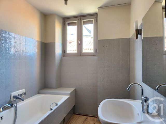 Appartement T4 à louer - 4 pièces - 110.35 m2 - ST AFFRIQUE - 12 - MIDI-PYRENEES - Century 21 Des 5 Vallées