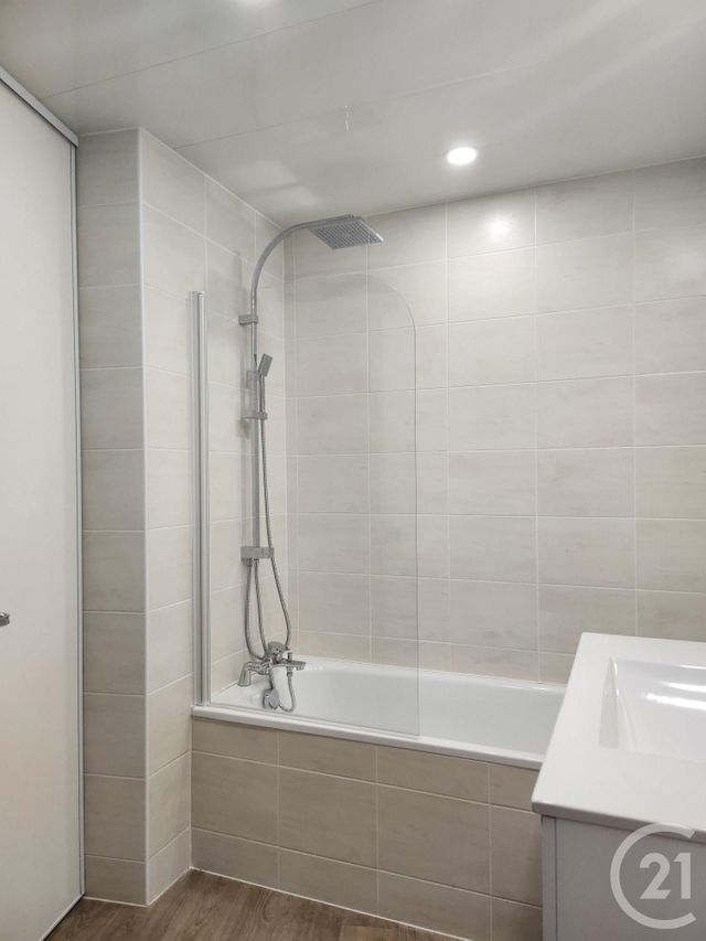 Appartement T4 à louer - 4 pièces - 83.8 m2 - ST AFFRIQUE - 12 - MIDI-PYRENEES - Century 21 Des 5 Vallées